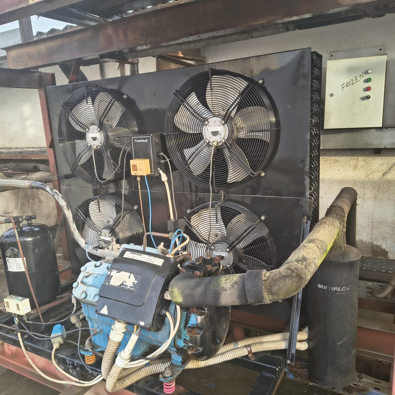 Air-cooled condensing unit with a Copeland semi-hermetic compressor and insulated suction line