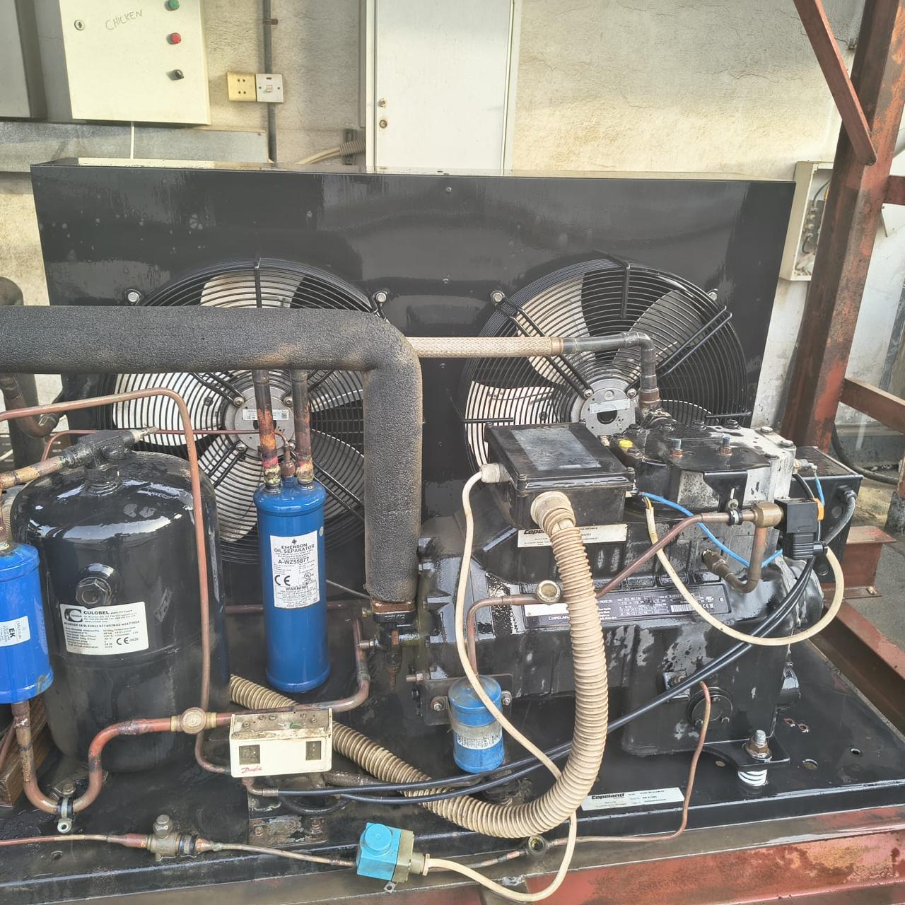 Two-fan condensing unit with a Copeland semi-hermetic compressor, oil separator, filter driers and pressure control